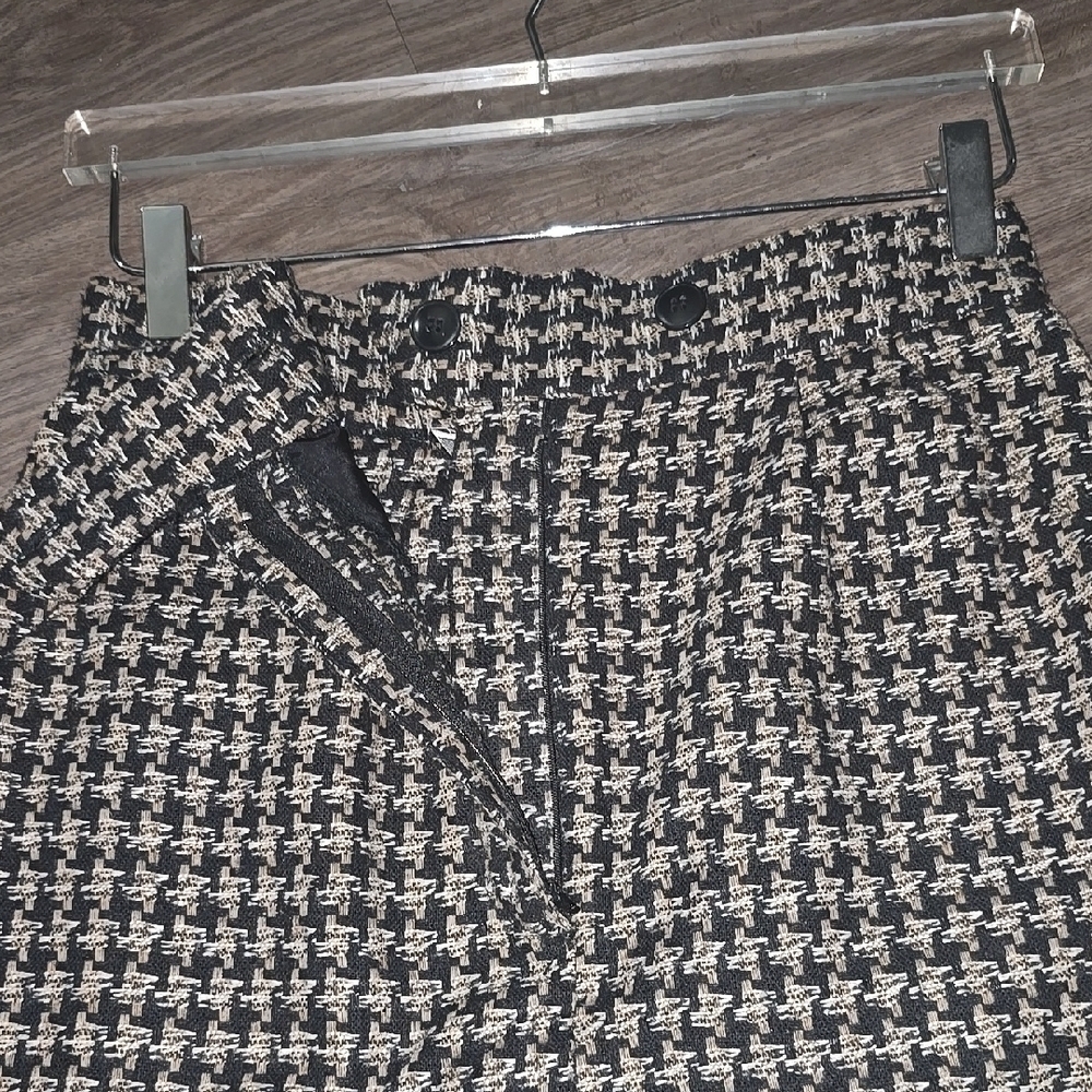 Diane Von Furstenberg Black and Beige Knee-Length Pencil Skirt. - Picture 5 of 8